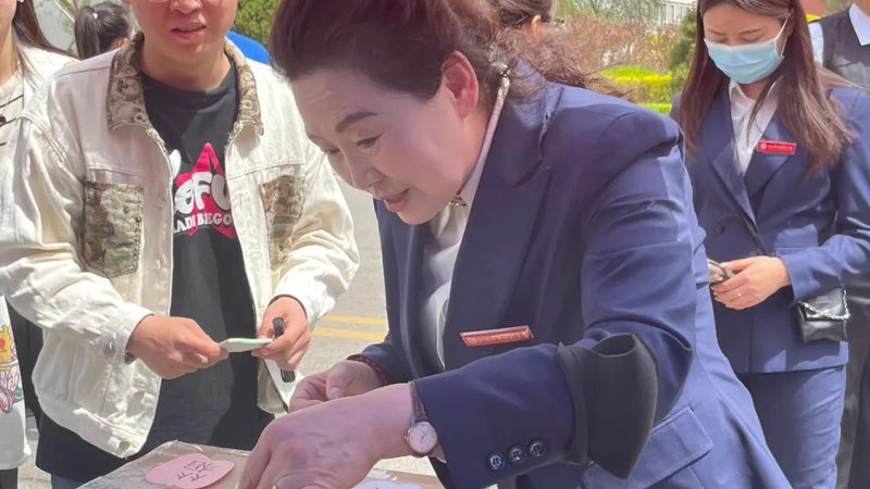 选择文化传媒公司时，要关注公司的资质和实力。以下是一些考察要点：